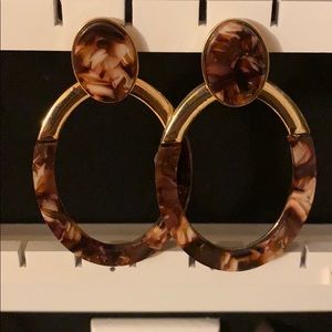 Tortoise shell and gold hoops